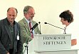 Urkundenbergabe durch Prof. Dr. Hans-Georg Stephan, Institut fr Kunstgeschichte und Archologien Europas, und Prof. Dr. Hartmut Wenzel fr das Teilprojekt "Archologie des Mittelalters und der Neuzeit" an Brbel Bastian, Lehrerin am Landesbildungszentrum fr Hrgeschdigte "Albert Klotz" in Halle, stellvertretend fr ihre Schlerinnen und Schler
Foto: B.Willke